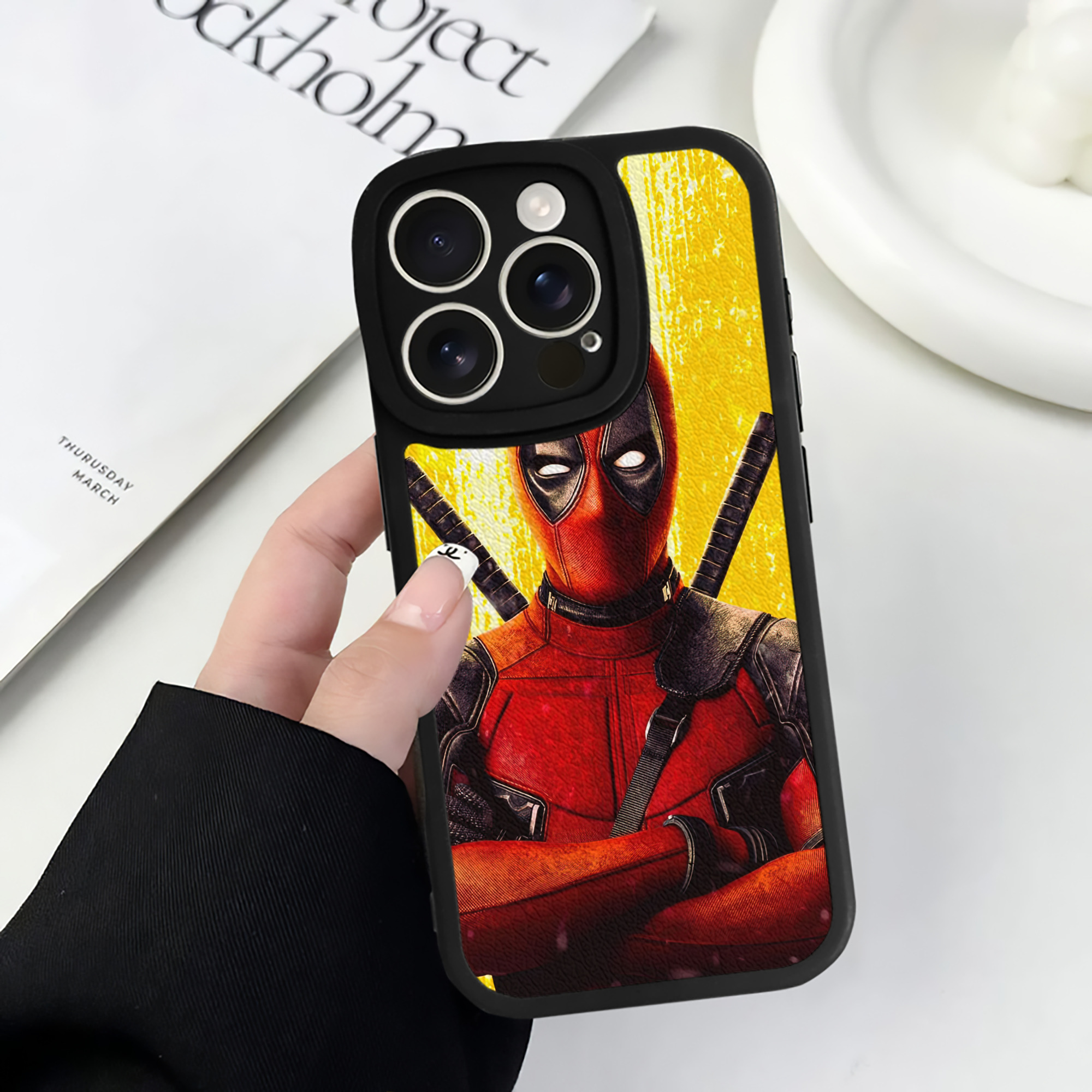 （画像用） Deadpool デッドプール 【iPhone 16シリーズ対応】シリコンスマホケース（レザー調） 材質：シリコン